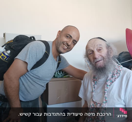 אדם עם תיק גב וכלי עבודה על רקע קופסאות